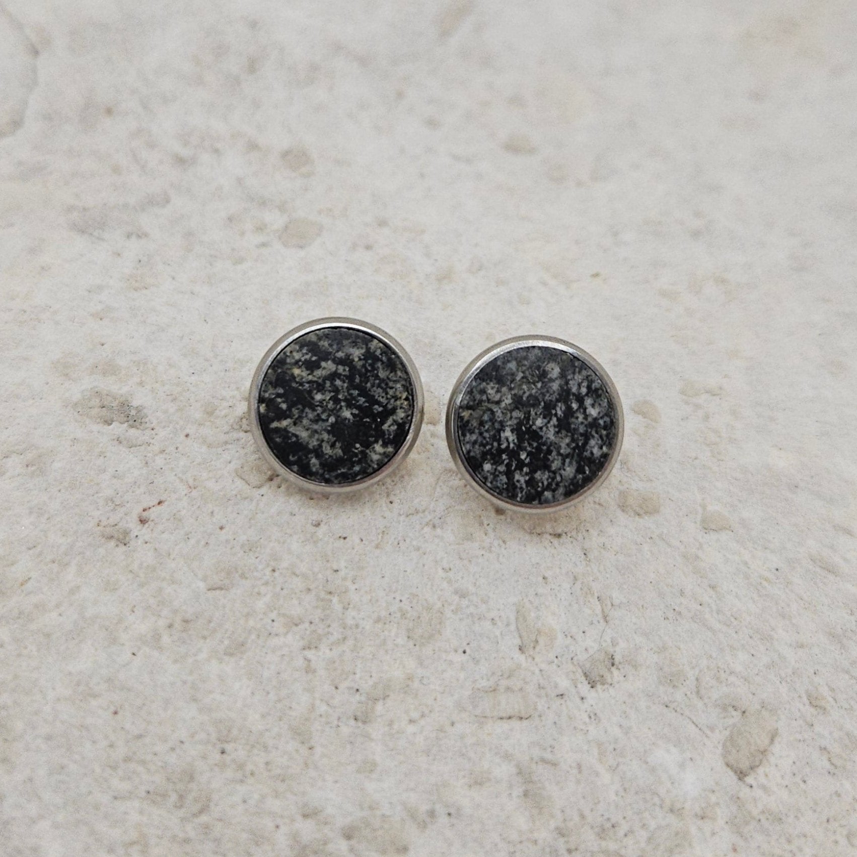 Ear studs round No 01