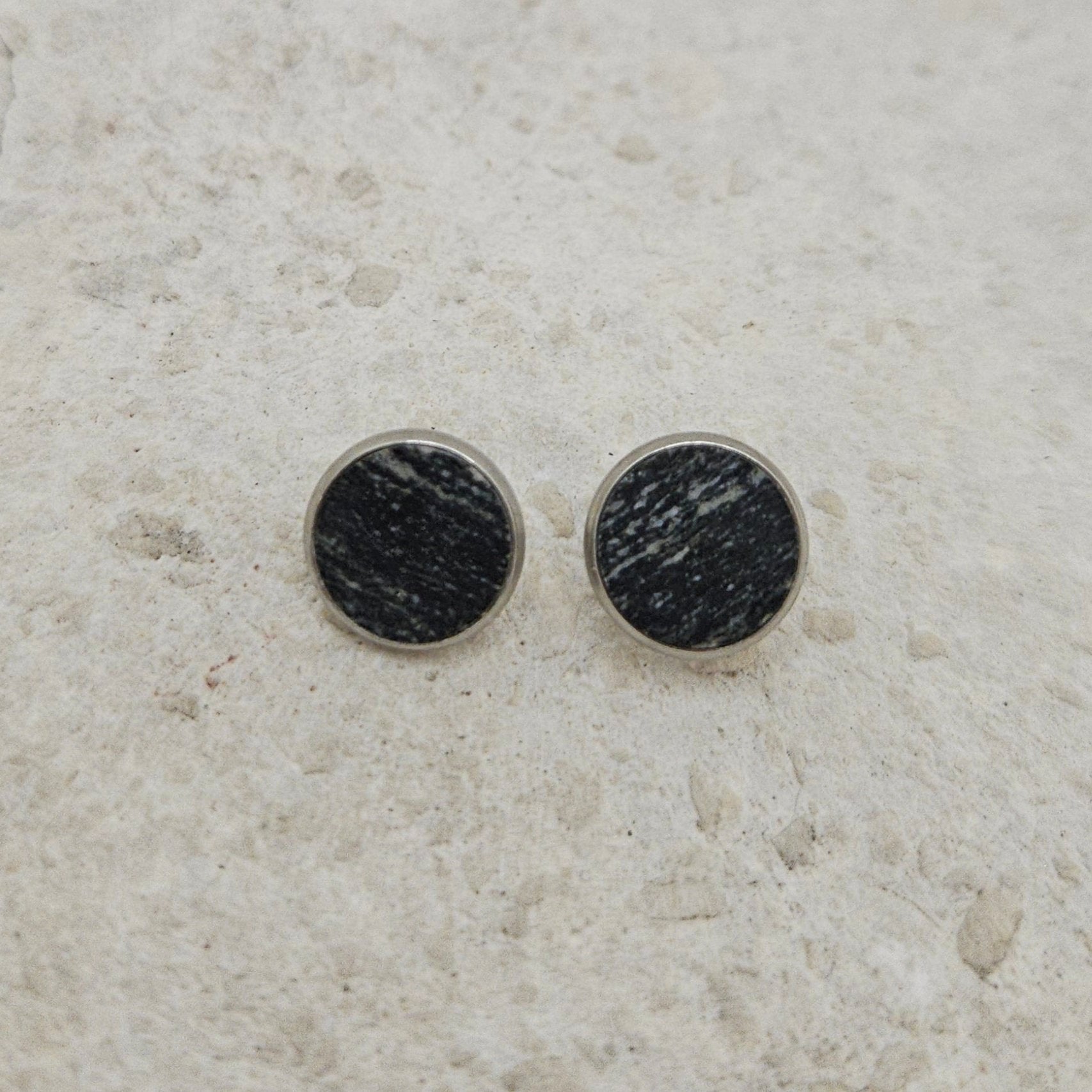 Ear studs round no 02